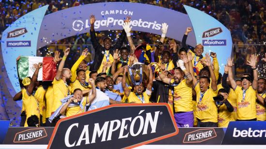 El plantel de Aucas festeja el título de campeón, el 13 de noviembre de 2022. 