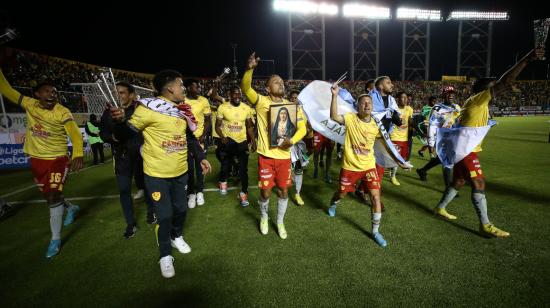 Los jugadores de Aucas festejan el título de campeón, el domingo 13 de noviembre de 2022. 