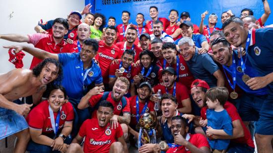 Los jugadores del equipo Futbolistas Asociados Santanecos (FAS) celebran el título conseguido el domingo 13 de noviembre de 2022.