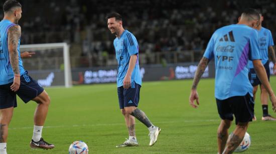 Lionel Messi y sus compañeros de la selección argentina entrenan en el estadio Al Nahyan de Abu Dabi, el 14 de noviembre de 2022.