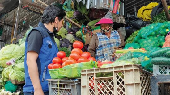 Una comerciante en el Mercado Mayorista en Quito, en julio de 2022. 