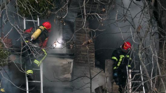 Bomberos trabajan para apagar un incendio en un edificio residencial afectado por el ataque de misiles rusos, en Kiev, Ucrania, el 15 de noviembre de 2022. 