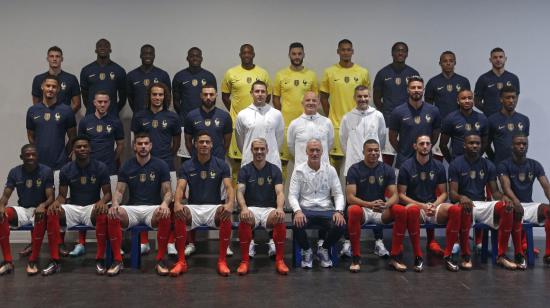 Los jugadores y el cuerpo técnico de Francia posan para una foto antes del Mundial de Qatar 2022, el 15 de noviembre.