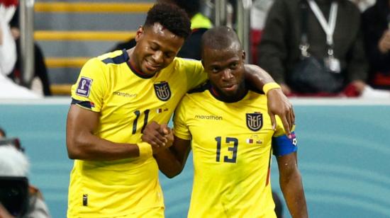 Michael Estrada y Enner Valencia celebran en el partido ante Qatar.