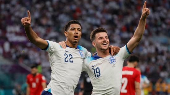 Jude Bellingham y Mason Mount celebran la victoria de Inglaterra ante Irán, el 21 de noviembre de 2022.