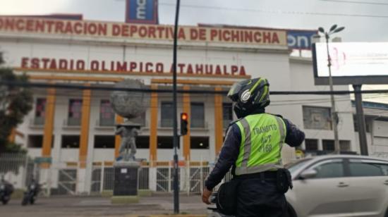 Un agente de la AMT en los exteriores del Estadio Olímpico Atahualpa, en Quito, sede del concierto del reguetonero Bad Bunny.