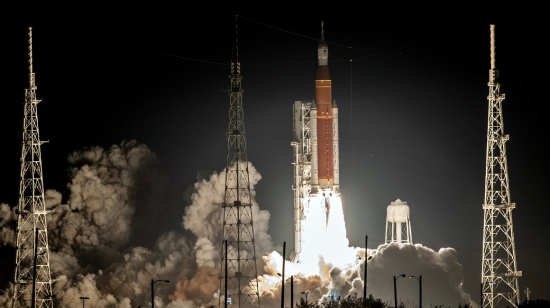 Lanzamiento de la cápsula Orion a la Luna, como primera parte de la misión Artemis de la NASA, el 16 de noviembre de 2022. 