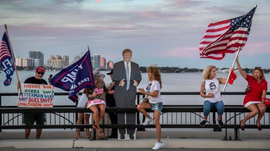 Simpatizantes del expresidente de Estados Unidos, Donald Trump, apoyan su nueva postulación en Florida, el 15 de noviembre de 2022.