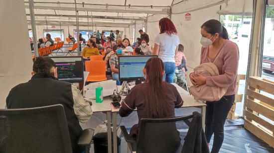 Pacientes con síntomas respiratorios en el Hospital Quito Sur, el 16 de noviembre de 2022.