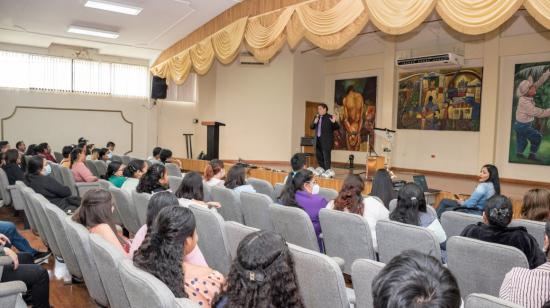 Imagen referencial de estudiantes en el auditorio de la Universidad de Milagro el 11 de octubre de 2022.