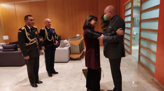 Verónica Peña, ministra de la Embajada de Ecuador en España, recibió al vicepresidente Alfredo Borrero, en su escala en Madrid, rumbo a Qatar, el 17 de noviembre de 2022.