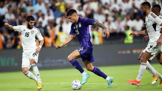 El delantero Joaquín Correa maneja la pelota en un partido ante Emiratos Árabes, el 16 de noviembre de 2022.