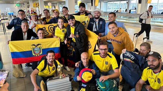 Hinchas de Ecuador en el aeropuerto de Ámsterdam rumbo a Doha, Qatar, el 17 de noviembre de 2022.