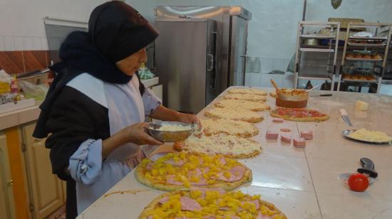 Las monjas de Santa Clara preparan pizzas para la venta. 