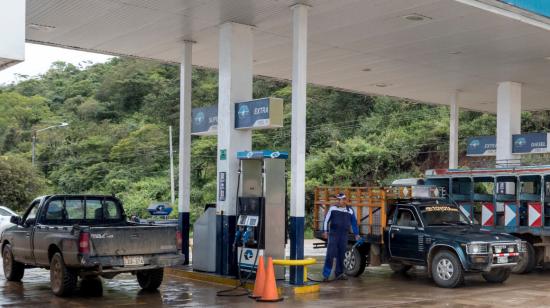 Despacho de gasolina en una estación de servicio de Petroecuador, en Cariamanga, en Loja. Foto de archivo de Petroecuador de mayo de 2016.