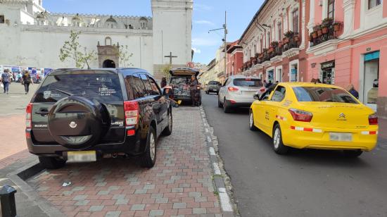 Dos autos estacionados en una zona prohibida del Centro Histórico de Quito, el 18 de noviembre de 2022.