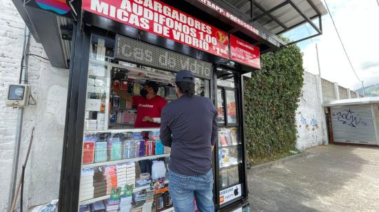 Eduardo Chariguaman, un comerciante autónomo, en un quiosco en el centro norte de Quito, el 18 de noviembre de 2022. 