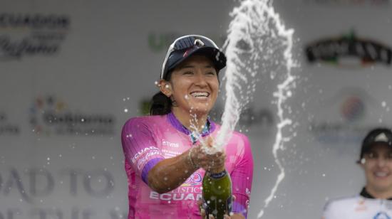 Miryam Núñez festeja su título de la Vuelta femenina al Ecuador, el 18 de noviembre de 2022.