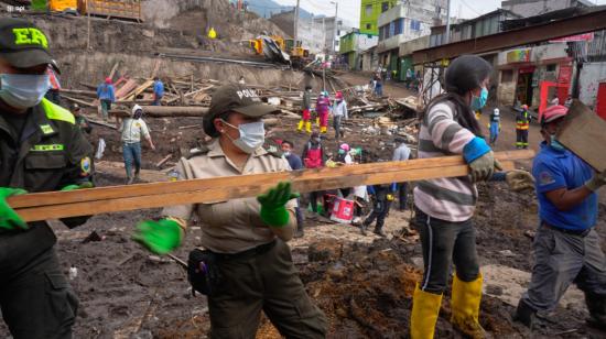 Minga de limpieza en el sector de La Gasca, en Quito, tras el aluvión de febrero de 2022 que dejó 28 fallecidos. La capital fue reconocida como ciudad nodo resiliente.