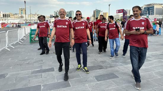 Personas vestidas con la camiseta de Qatar recorren las calles de Doha, el 18 de noviembre de 2022.