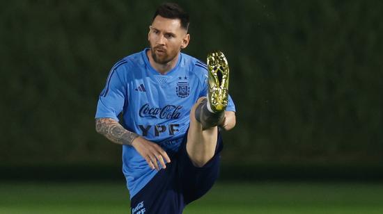 Lionel Messi calienta durante un entrenamiento de Argentina en la Universida de Qatar, el sábado 19 de noviembre de 2022.