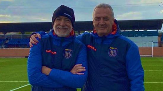 Imanol Ibarrondo junto a Gustavo Alfaro en uno de los entrenamientos de  Ecuador antes de su debut en el Mundial de Qatar.