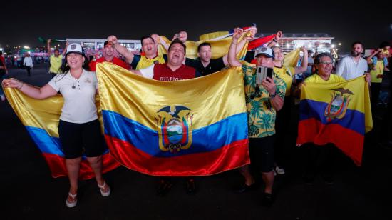 Aficionados ecuatorianos con banderas durante la inauguración del FIFA Fan Festival en Al Bidda, Doha, el sábado 19 de noviembre de 2022.