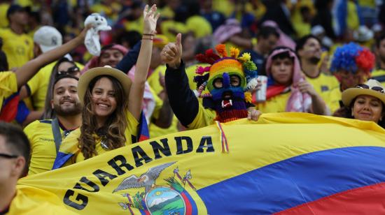 Aficionados de Ecuador previo al partido inaugural de la Copa Mundial entre Qatar y Ecuador en el estadio Al Bayt, el 20 de noviembre de 2022.