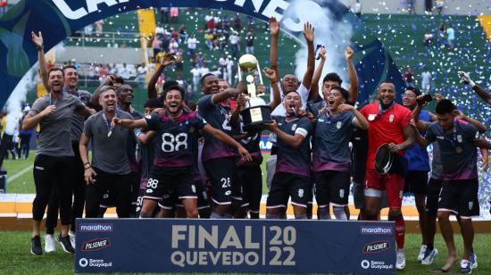 Los jugadores de Cuniburo festejan el campeonato del Ascenso Nacional, el 19 de octubre de 2022.