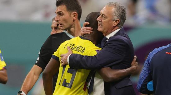 Gustavo Alfaro abraza a Enner Valencia en el partido de Ecuador ante Qatar, el 20 de noviembre de 2022.