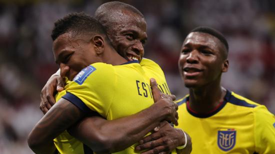 Enner Valencia y Pervis Estupiñán festejan uno de los goles del capitán en el partido inaugural ante Qatar, el 20 de noviembre de 2022.