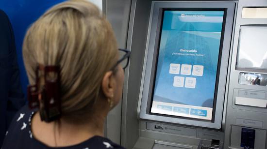 Una mujer en un cajero de Banco del Pacífico, en 2018.