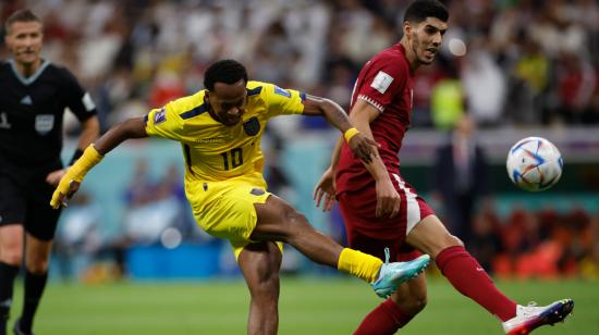Karim Bou Karim Boudiaf de Qatar disputa un balón con Romario Ibarra de Ecuador en el partido inaugural del Mundial, el 20 de noviembre de 2022.