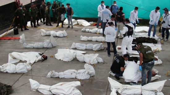 Imagen de archivo de la inspección policial a los cuerpos de presuntos miembros de las FARC muertos en combates con el Ejército, en Putumayo, Colombia, el 19 de septiembre de 2010