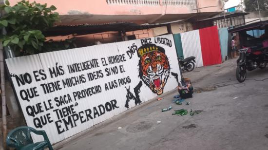 Imagen del emblema de Los Tiguerones en un barrio de Pascuales, noroeste de Guayaquil, donde se originó una balacera con la Policía, la noche del 20 de noviembre de 2022.