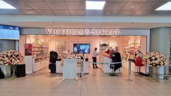 Local de Victoria's Secret en el aeropuerto de Quito, el 18 de noviembre de 2022. 