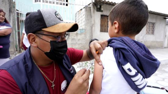 Un niño recibe la vacuna contra el sarampión, el 20 de noviembre de 2022 en Ibarra.