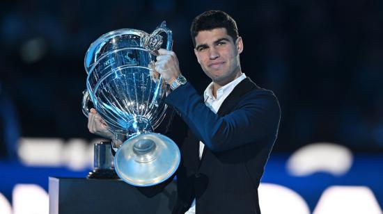 Carlos Alcaraz recibe el trofeo por terminar el año en la primera posición del ranking ATP.