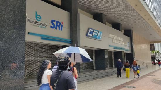 Exteriores de la oficina matriz de CFN, en la avenida 9 de Octubre, en Guayaquil. 21 de noviembre de 2022.