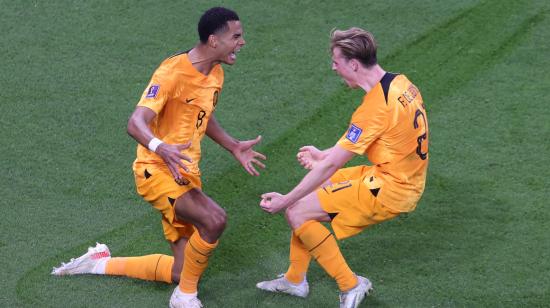 Los neerlandeses Cody Gakpo y Frenkie de Jong celebran en el partido ante Senegal, el 21 de noviembre de 2022.