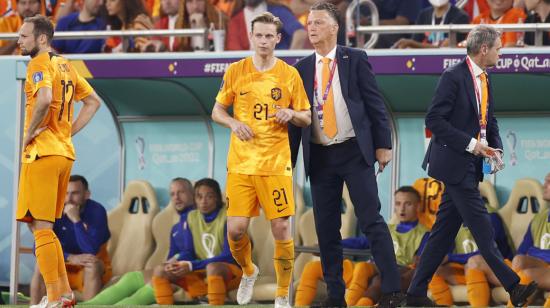 El DT de Países Bajos, Louis Van Gaal, entrega instrucciones a Frenkie de Jong, durante el partido ante Senegal, el 21 de noviembre de 2022. 