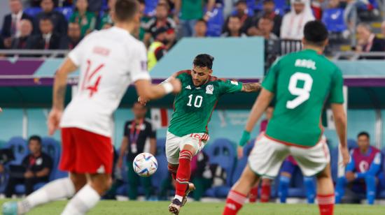 Alexis Vega de México remata durante el partido ante Polonia en el estadio 974, por el Grupo C del Mundial, el 22 de noviembre de 2022.