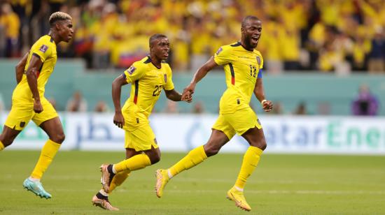 Enner Valencia festeja uno de sus goles en el Mundial de Qatar ante el equipo anfitrión, el 20 de noviembre de 2022.