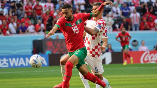 Youssef En-Nesyri de Marruecos contra Dejan Lovren de Croacia durante la Fecha 1 del Grupo F de la Copa Mundial de Qatar.