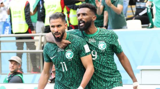 Saleh Alshehri y Feras Albrikan celebran un gol ante Argentina, en el Mndial de Qatar, el 22 de noviembre de 2022.