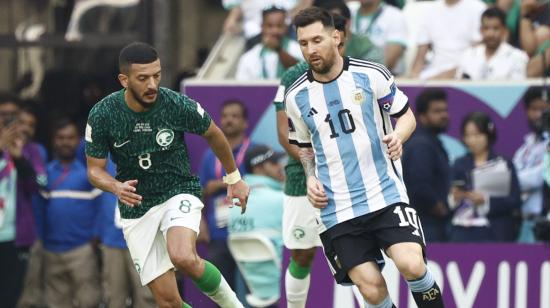 Lionel Messi maneja una pelota en el partido ante Arabia, el 22 de noviembre de 2022.