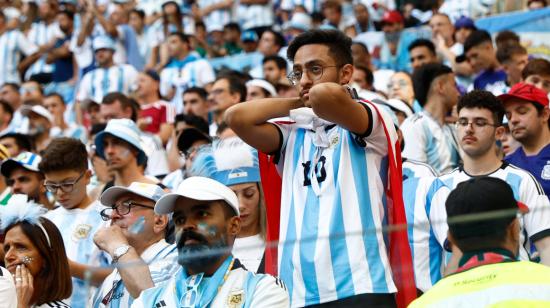 Hincha con la camiseta de Argentina reacciona ante una jugada a favor de Arabia Saudita, el 22 de noviembre de 2022.