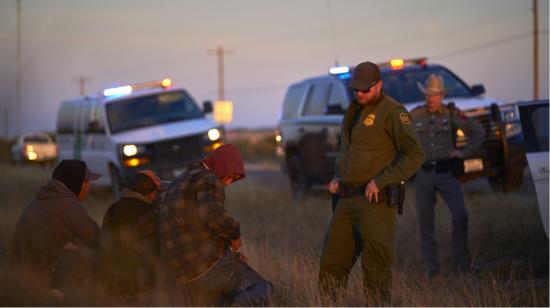 El 24 de octubre de 2022, la Patrulla Fronteriza de Estados Unidos detiene a un grupo de migrantes irregulares en Laredo, Texas.