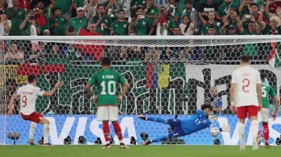 El portero mexicano Guilleremo Ochoa tapa el disparo de Robert Lewandowski en el partido ante Polonia por el Grupo C del Mundial, el 22 de noviembre de 2022.