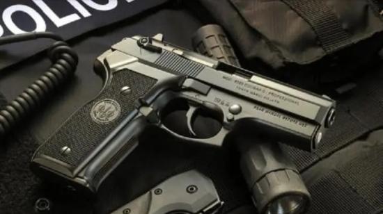 Imagen de una pistola Smith & Wesson, para graficar la recuperación de armas robadas del cuartel Modelo de Guayaquil.